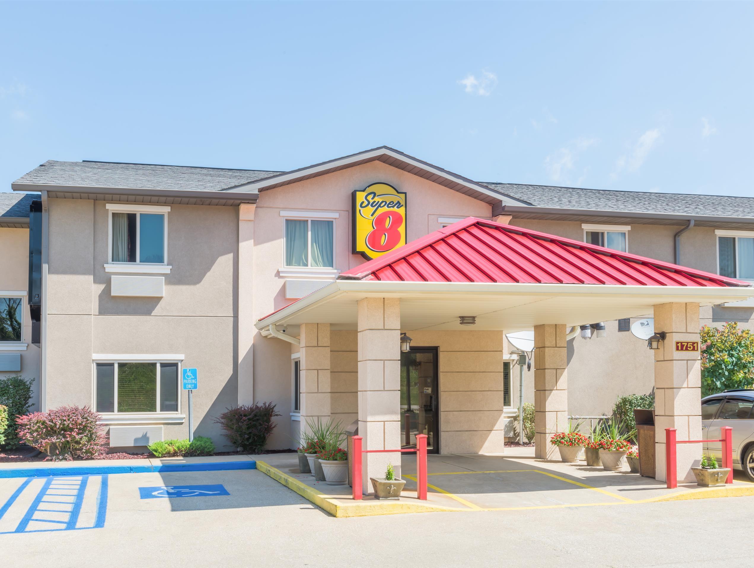 Super 8 By Wyndham Bloomington University Area Extérieur photo