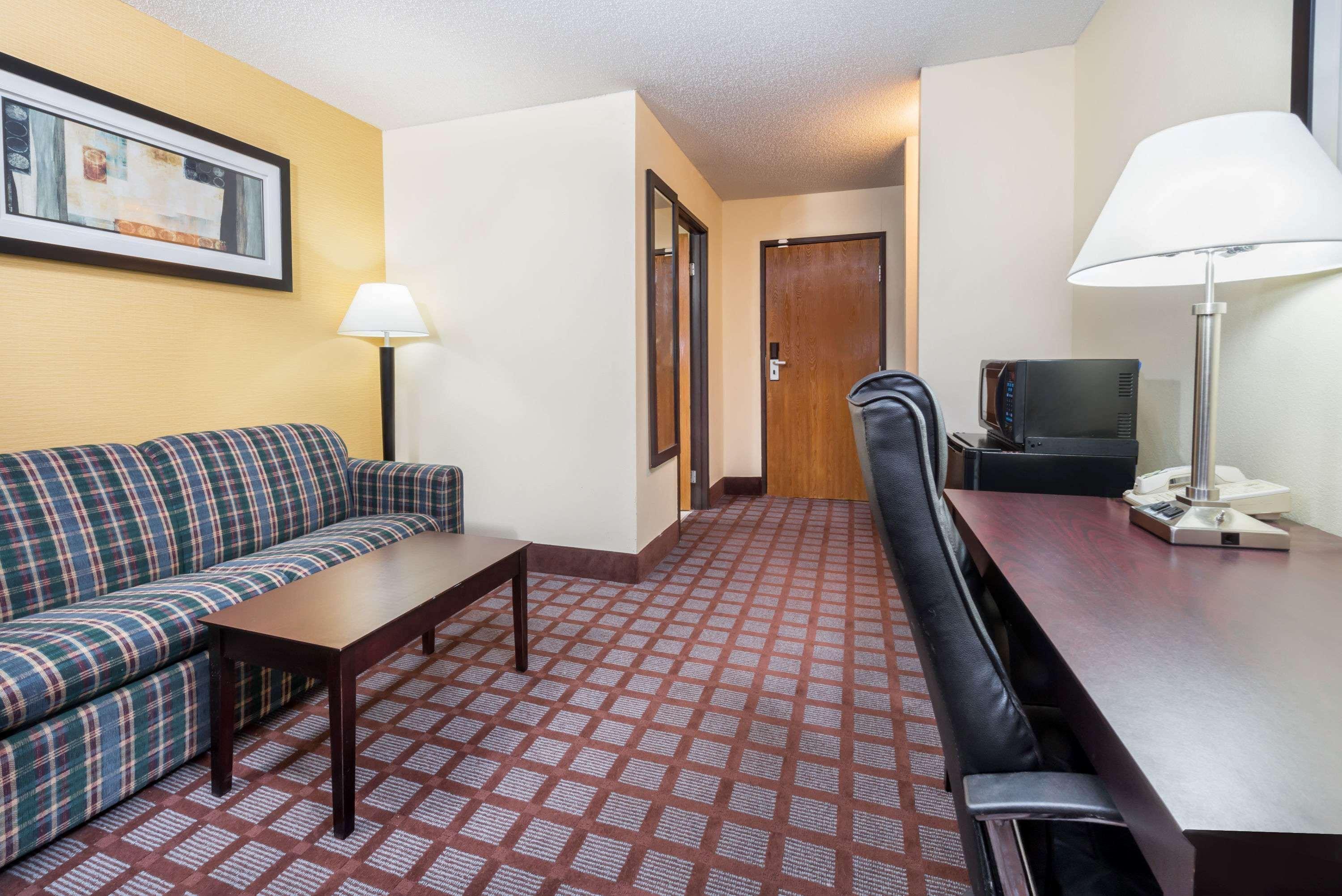 Super 8 By Wyndham Bloomington University Area Extérieur photo