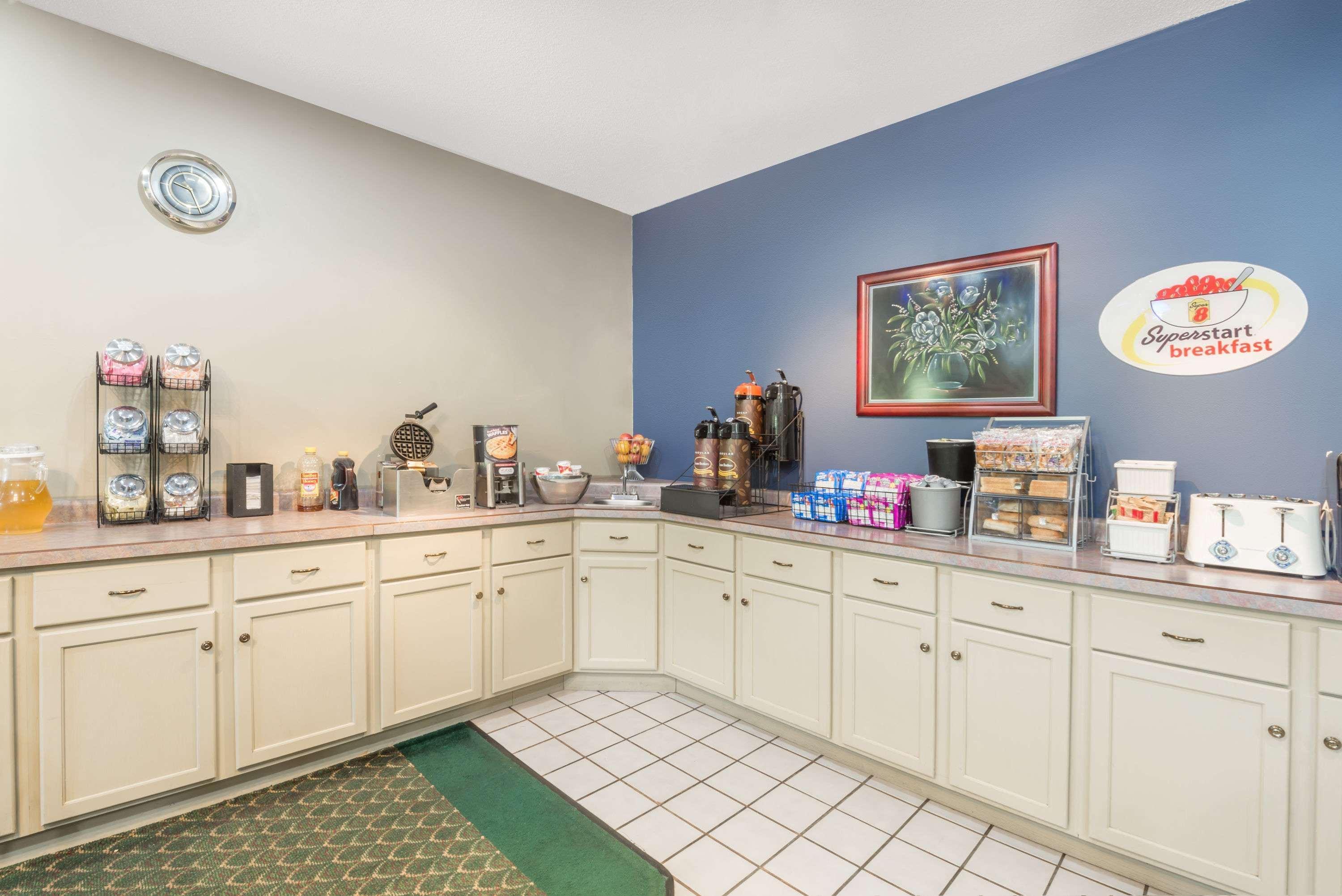 Super 8 By Wyndham Bloomington University Area Extérieur photo