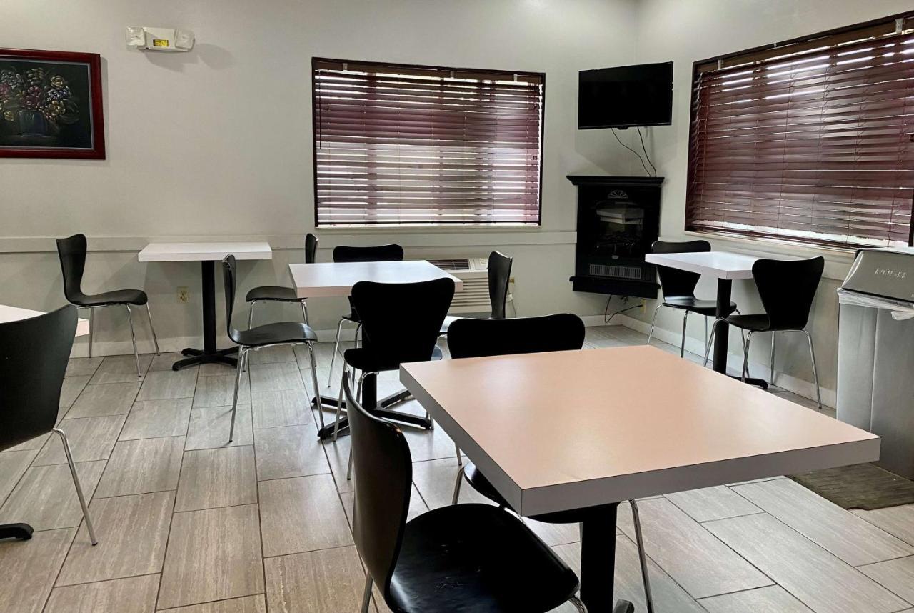 Super 8 By Wyndham Bloomington University Area Extérieur photo