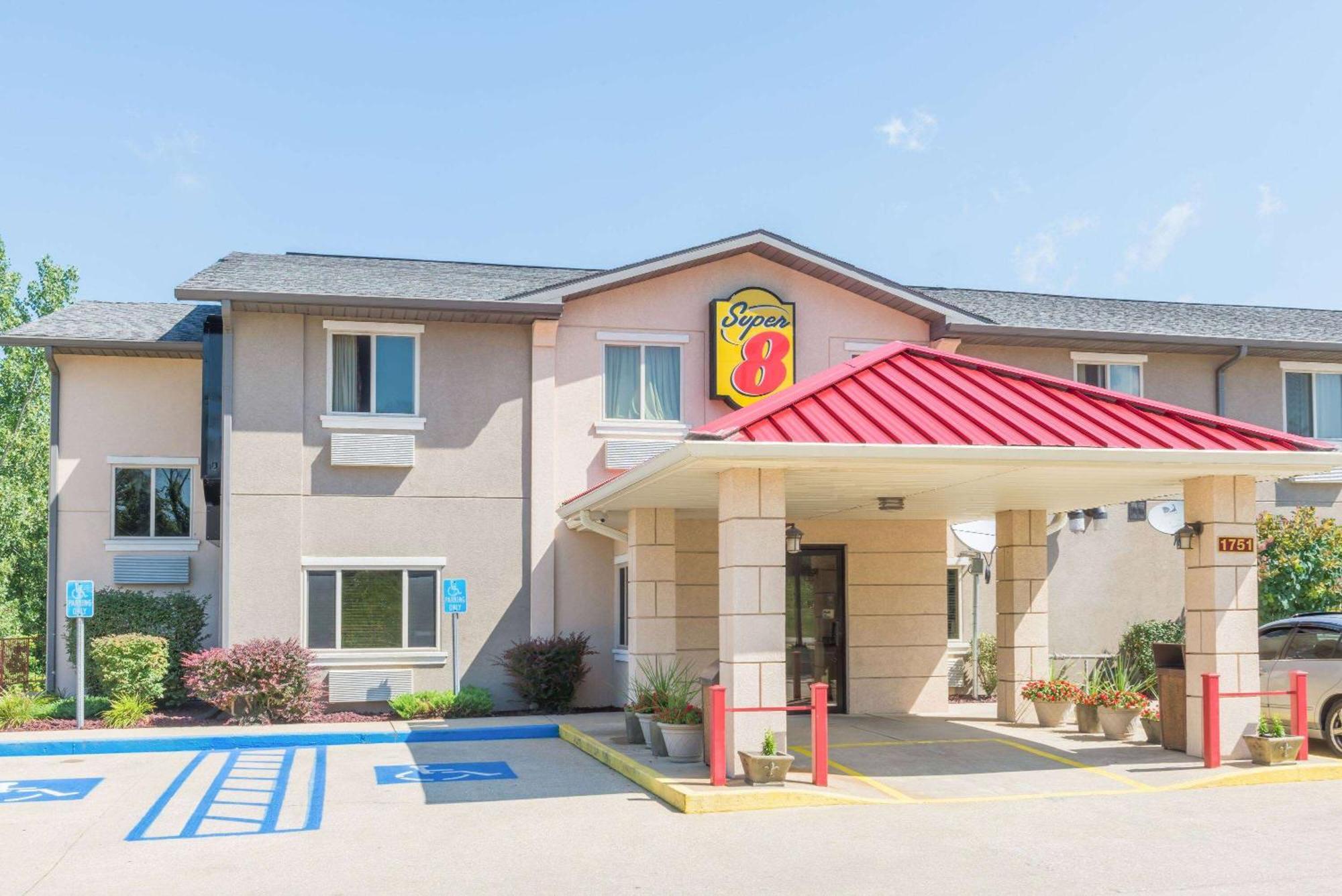Super 8 By Wyndham Bloomington University Area Extérieur photo