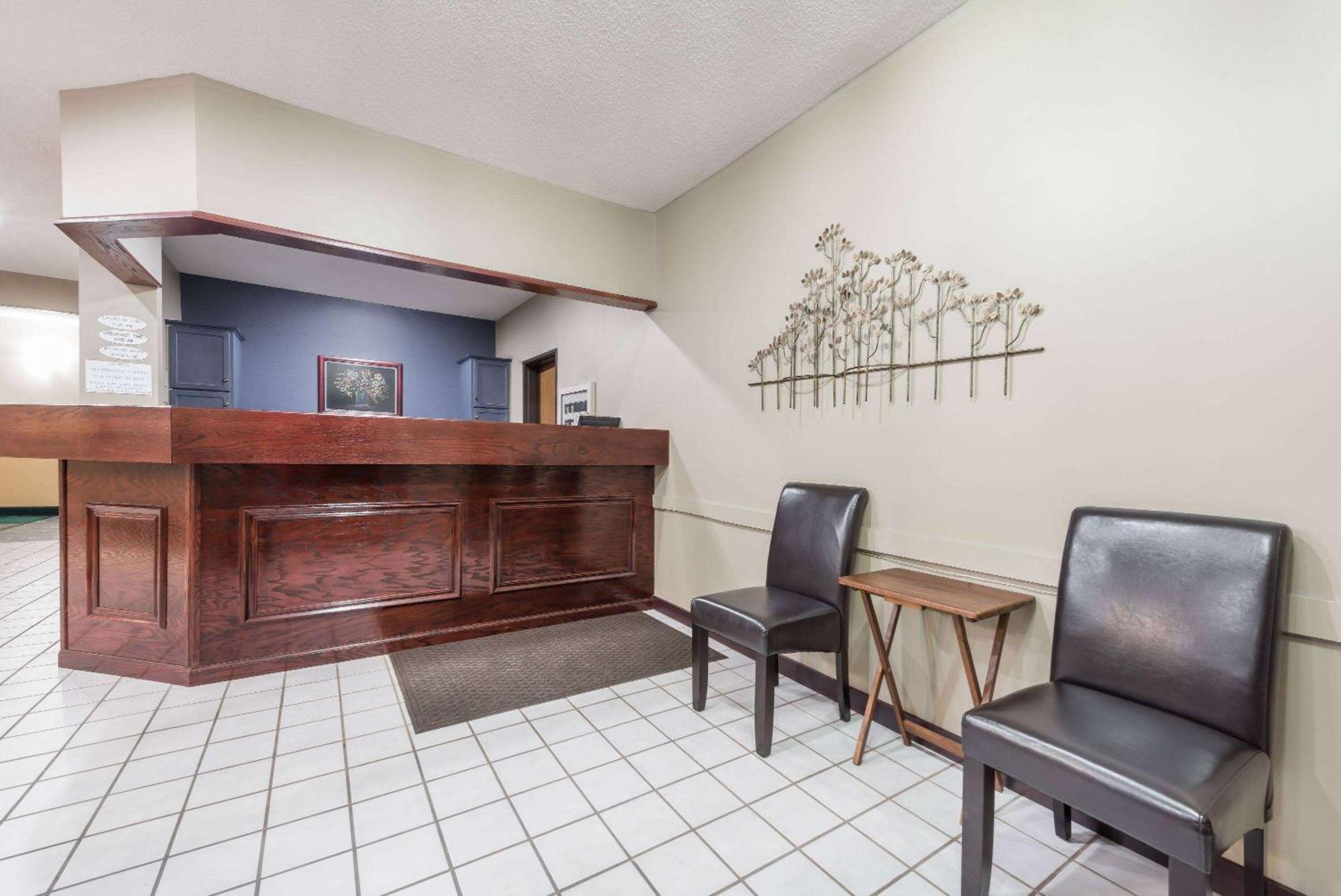 Super 8 By Wyndham Bloomington University Area Extérieur photo