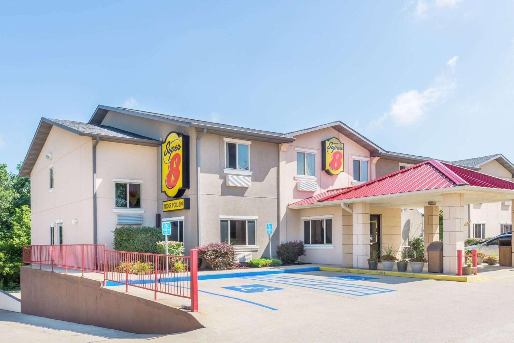 Super 8 By Wyndham Bloomington University Area Extérieur photo