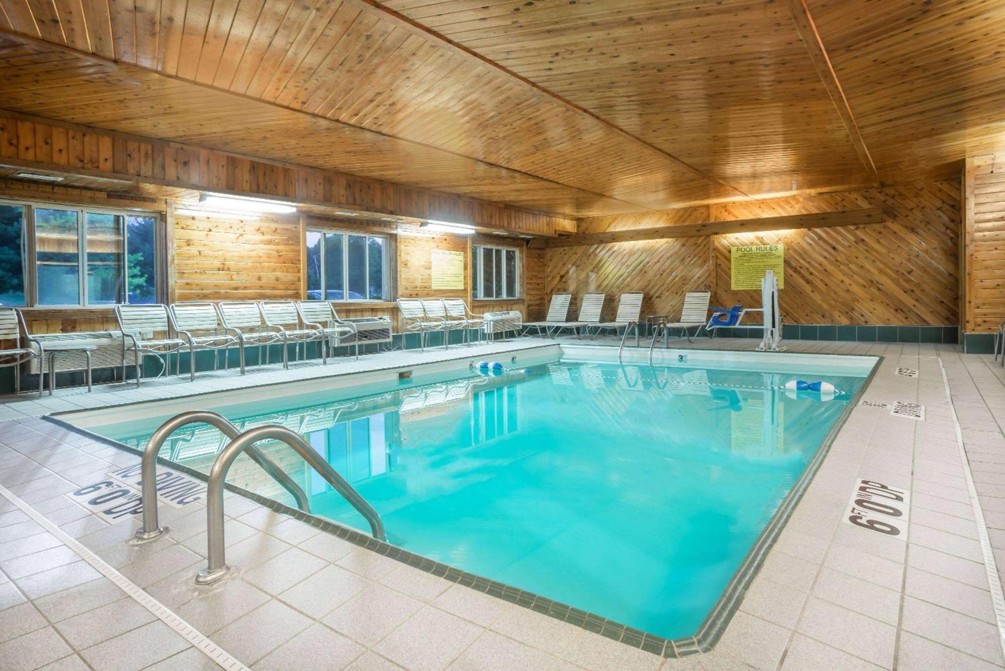 Super 8 By Wyndham Bloomington University Area Extérieur photo