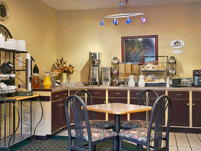 Super 8 By Wyndham Bloomington University Area Extérieur photo