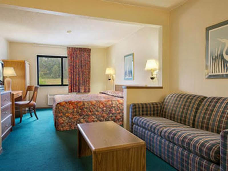 Super 8 By Wyndham Bloomington University Area Extérieur photo